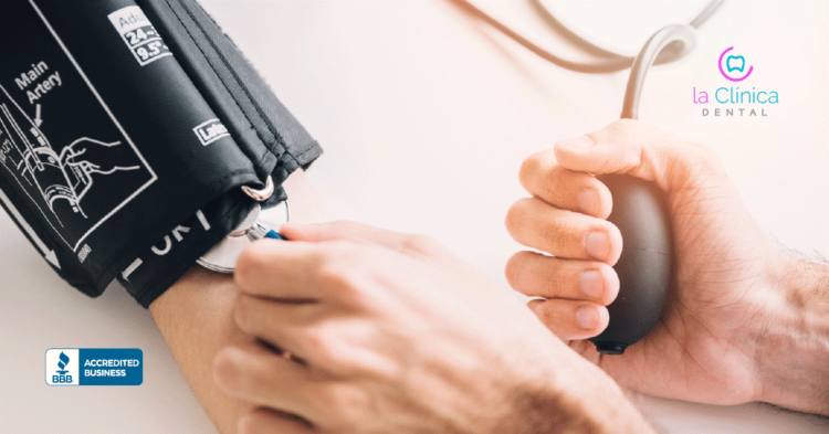 Mediendo la presión arterial con esfigmomanómetro, relacionado con la salud dental y la hipertensión en La Clínica Dental Guadalajara.