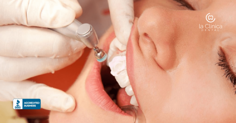 Mujer recibiendo limpieza dental en La Clínica Dental Guadalajara, con equipo dental y profesional en acción.