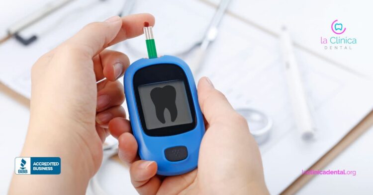 Medidor de glucosa en mano, con icono de diente, simbolizando la conexión entre diabetes y salud dental en La Clínica Dental Guadalajara.