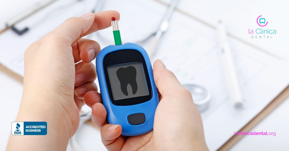 Persona sosteniendo un medidor de glucosa con un icono de diente, en un entorno clínico, representando la atención dental para pacientes diabéticos en La Clínica Dental Guadalajara.