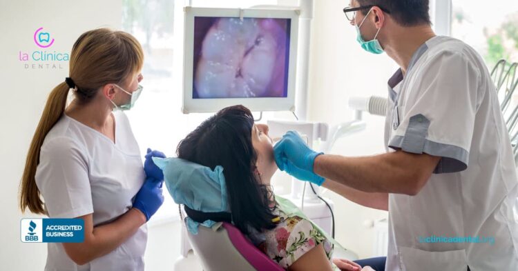 Mujer recibiendo tratamiento dental en La Clínica Dental Guadalajara, con imagen intraoral en pantalla, resaltando la atención estética y moderna en odontología.