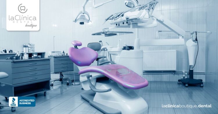 Silla dental moderna en La Clínica Dental Guadalajara, equipada con instrumentos y tecnología para tratamientos de salud dental.