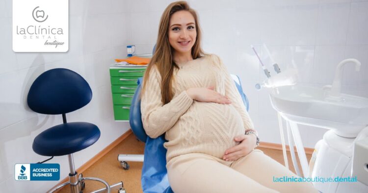 Mujer embarazada sonriendo en consultorio dental de La Clínica Dental Guadalajara, destacando la atención a la salud dental durante el embarazo.